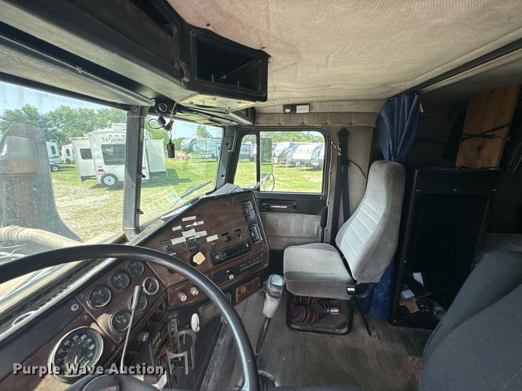 image for item DU9368 1991 Freightliner USF-1E semi truck