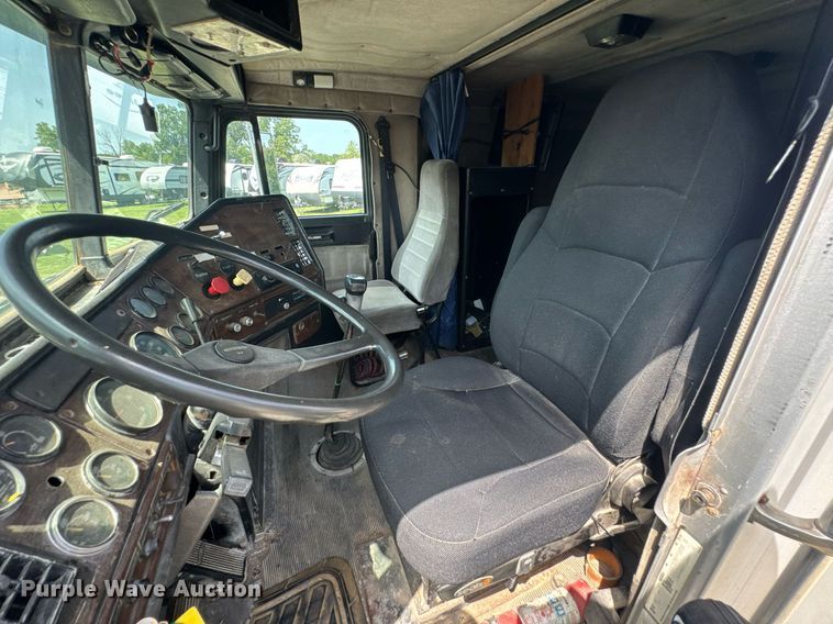 image for item DU9368 1991 Freightliner USF-1E semi truck