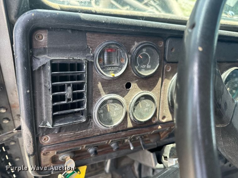 image for item DU9368 1991 Freightliner USF-1E semi truck