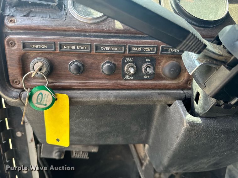 image for item DU9368 1991 Freightliner USF-1E semi truck