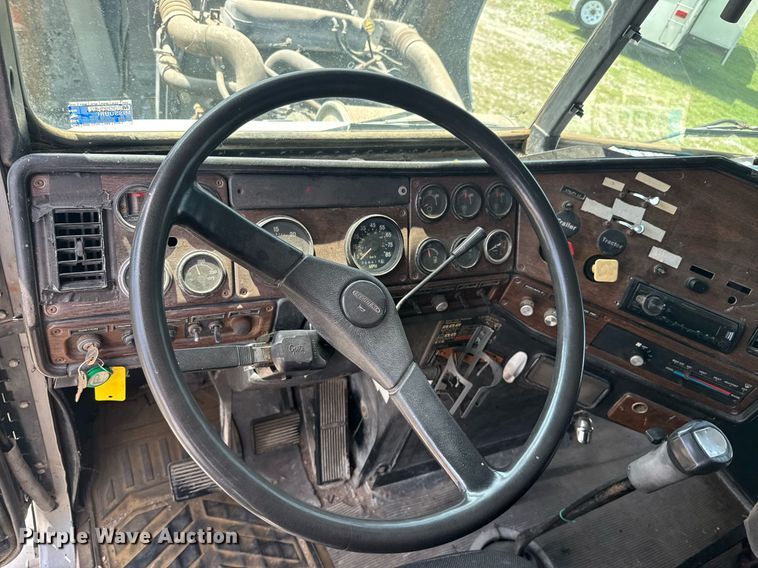 image for item DU9368 1991 Freightliner USF-1E semi truck