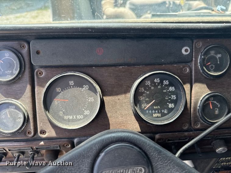 image for item DU9368 1991 Freightliner USF-1E semi truck