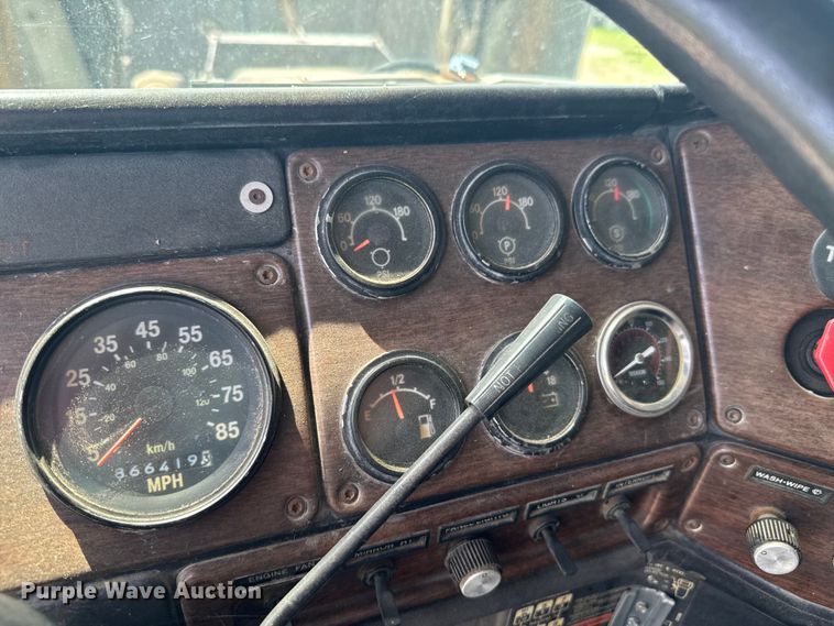 image for item DU9368 1991 Freightliner USF-1E semi truck