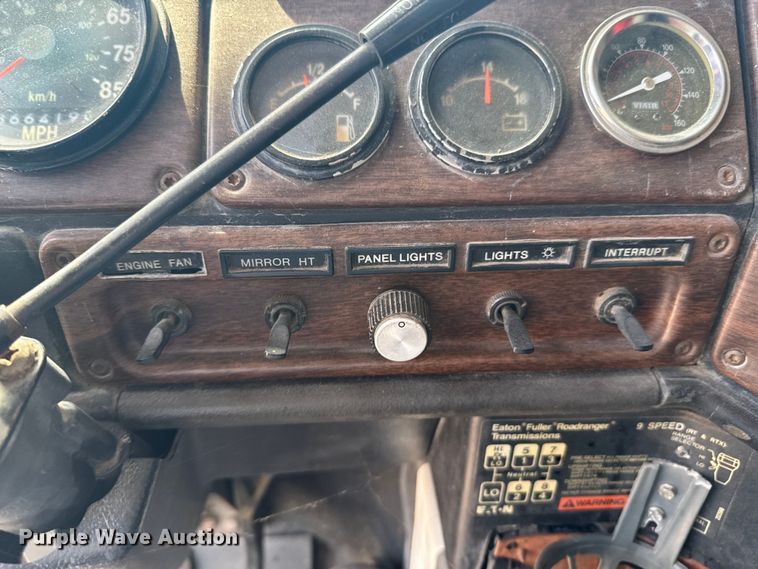 image for item DU9368 1991 Freightliner USF-1E semi truck