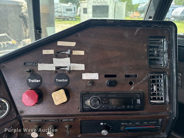 image for item DU9368 1991 Freightliner USF-1E semi truck