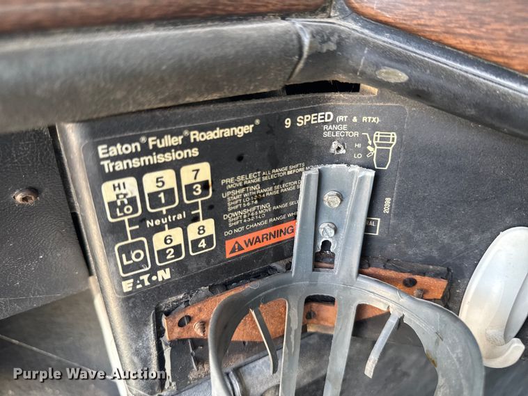 image for item DU9368 1991 Freightliner USF-1E semi truck