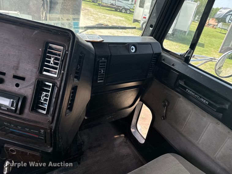 image for item DU9368 1991 Freightliner USF-1E semi truck