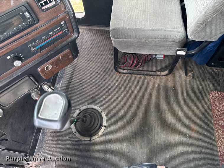 image for item DU9368 1991 Freightliner USF-1E semi truck