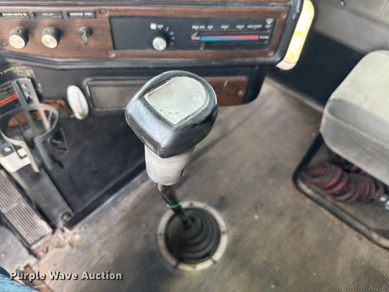 image for item DU9368 1991 Freightliner USF-1E semi truck