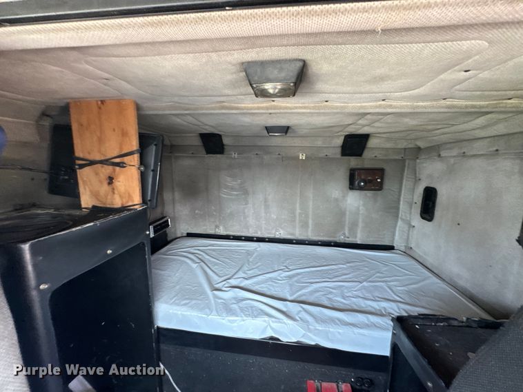 image for item DU9368 1991 Freightliner USF-1E semi truck