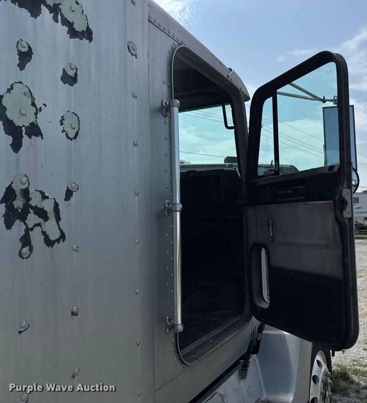 image for item DU9368 1991 Freightliner USF-1E semi truck