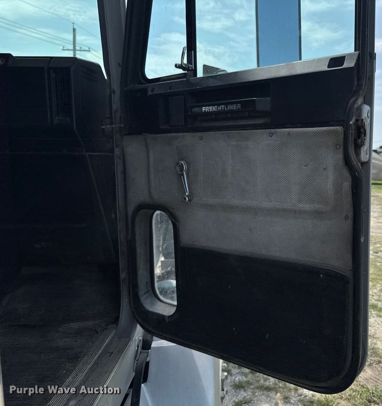 image for item DU9368 1991 Freightliner USF-1E semi truck