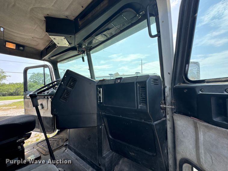 image for item DU9368 1991 Freightliner USF-1E semi truck