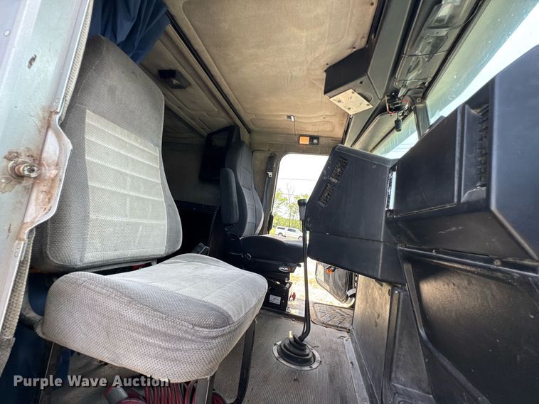 image for item DU9368 1991 Freightliner USF-1E semi truck