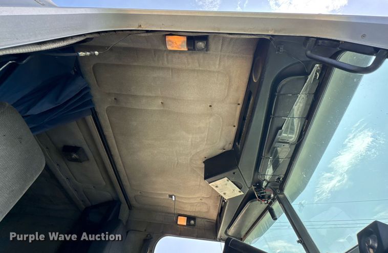 image for item DU9368 1991 Freightliner USF-1E semi truck