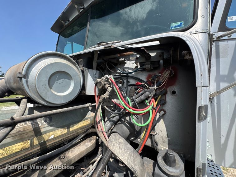 image for item DU9368 1991 Freightliner USF-1E semi truck