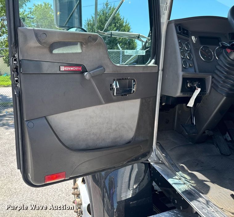 image for item DU9426 2013 Kenworth T370 box truck