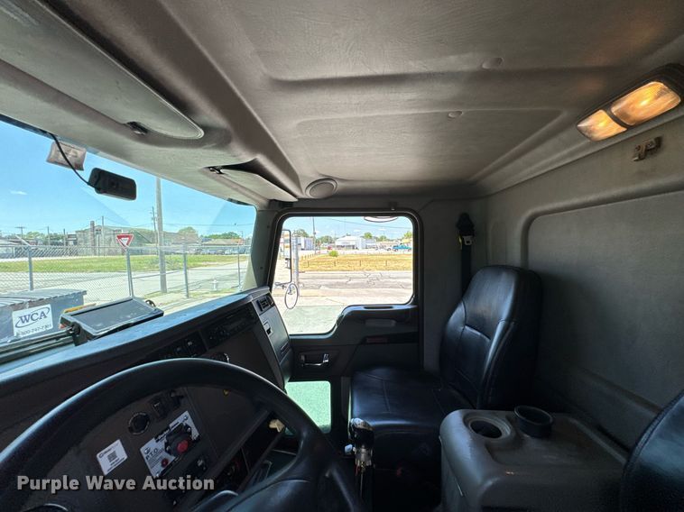 image for item DU9426 2013 Kenworth T370 box truck