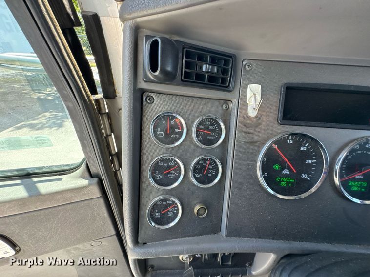 image for item DU9426 2013 Kenworth T370 box truck