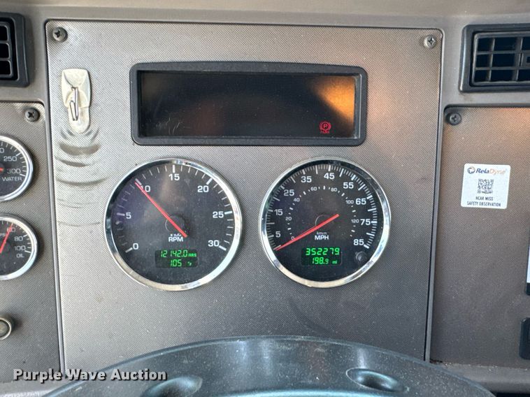 image for item DU9426 2013 Kenworth T370 box truck