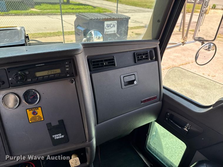 image for item DU9426 2013 Kenworth T370 box truck