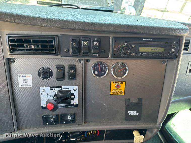 image for item DU9426 2013 Kenworth T370 box truck