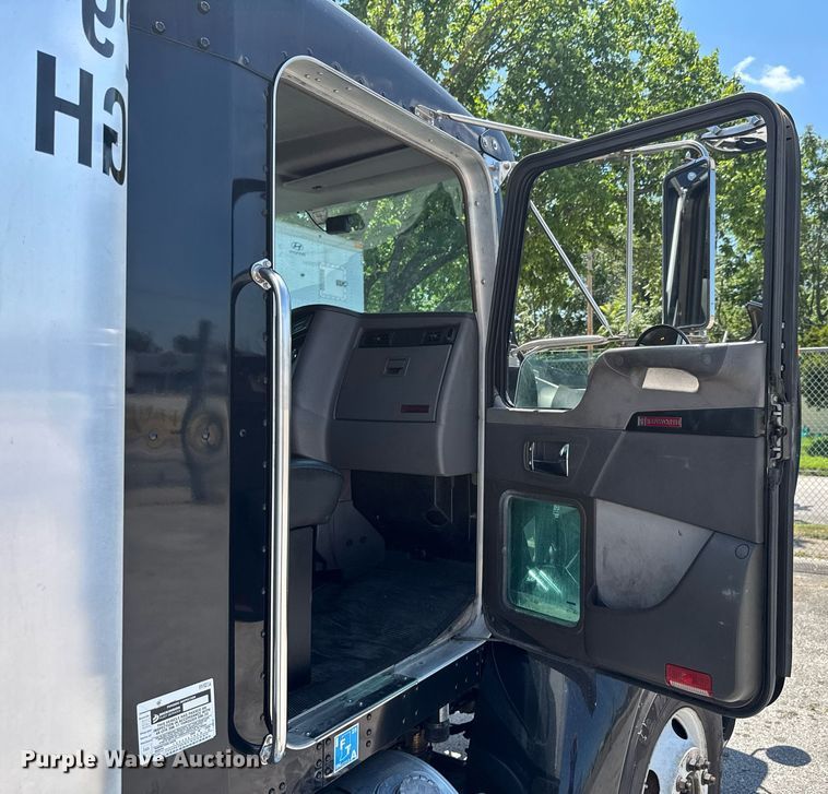 image for item DU9426 2013 Kenworth T370 box truck