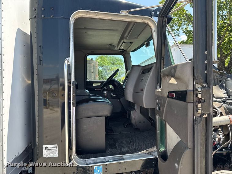 image for item DU9426 2013 Kenworth T370 box truck