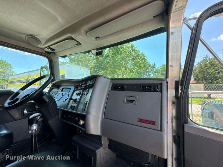 image for item DU9426 2013 Kenworth T370 box truck