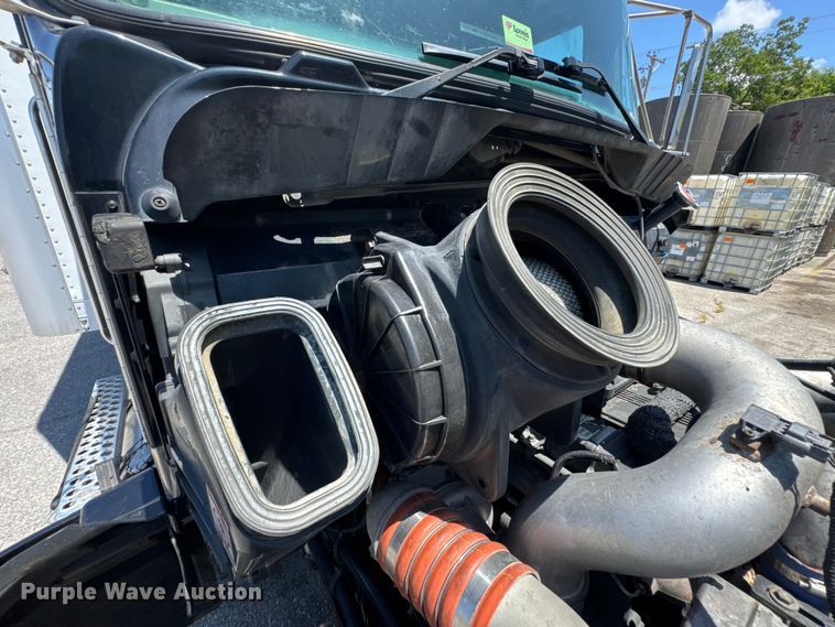 image for item DU9426 2013 Kenworth T370 box truck