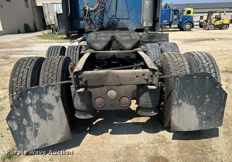 image for item DV2735 2006 Freightliner Columbia semi truck