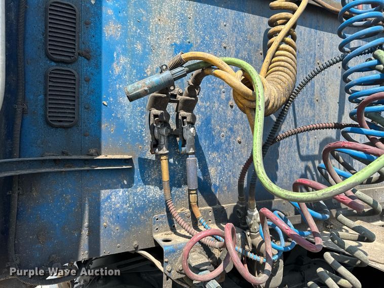 image for item DV2735 2006 Freightliner Columbia semi truck