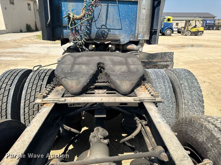 image for item DV2735 2006 Freightliner Columbia semi truck