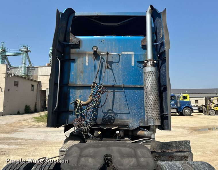 image for item DV2735 2006 Freightliner Columbia semi truck