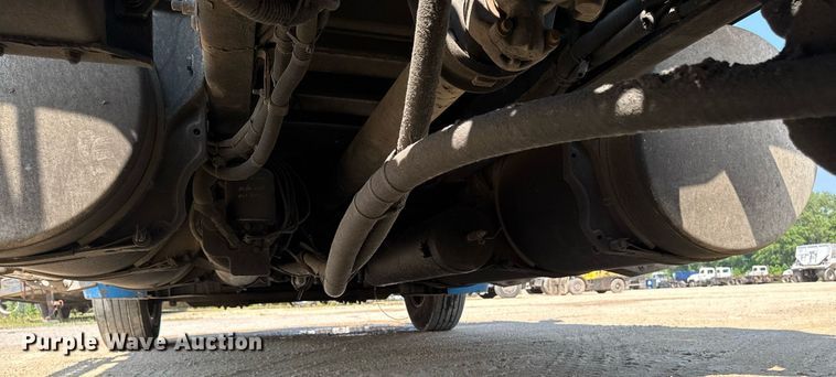 image for item DV2735 2006 Freightliner Columbia semi truck