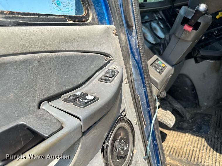 image for item DV2735 2006 Freightliner Columbia semi truck