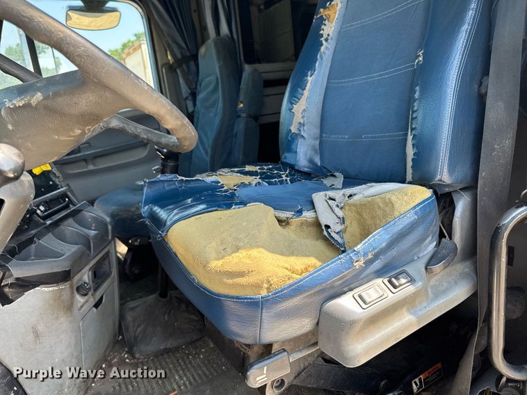 image for item DV2735 2006 Freightliner Columbia semi truck