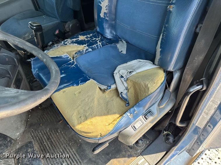 image for item DV2735 2006 Freightliner Columbia semi truck