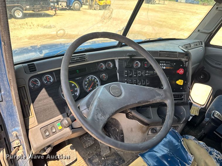 image for item DV2735 2006 Freightliner Columbia semi truck