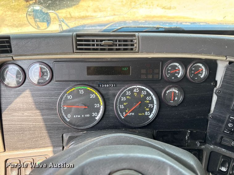 image for item DV2735 2006 Freightliner Columbia semi truck