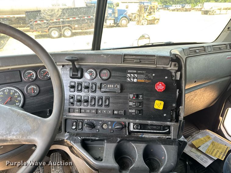 image for item DV2735 2006 Freightliner Columbia semi truck