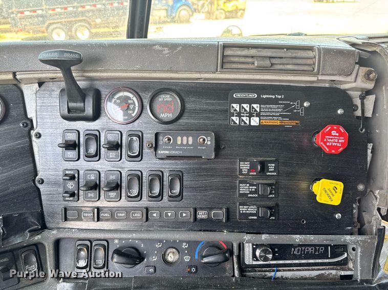 image for item DV2735 2006 Freightliner Columbia semi truck