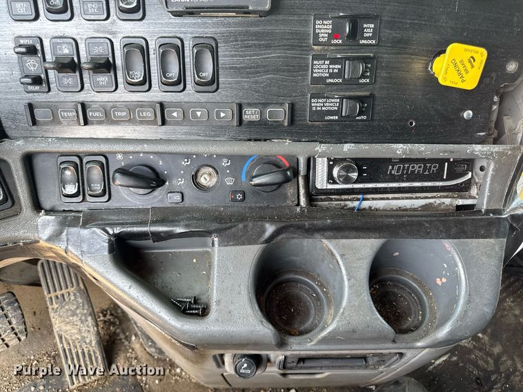 image for item DV2735 2006 Freightliner Columbia semi truck