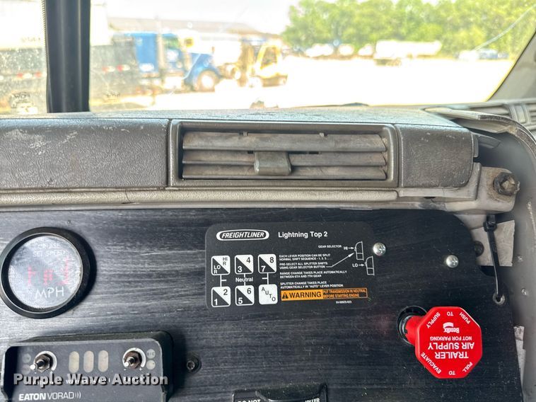 image for item DV2735 2006 Freightliner Columbia semi truck