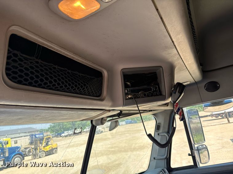 image for item DV2735 2006 Freightliner Columbia semi truck