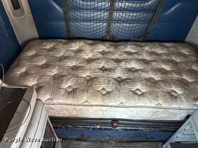 image for item DV2735 2006 Freightliner Columbia semi truck