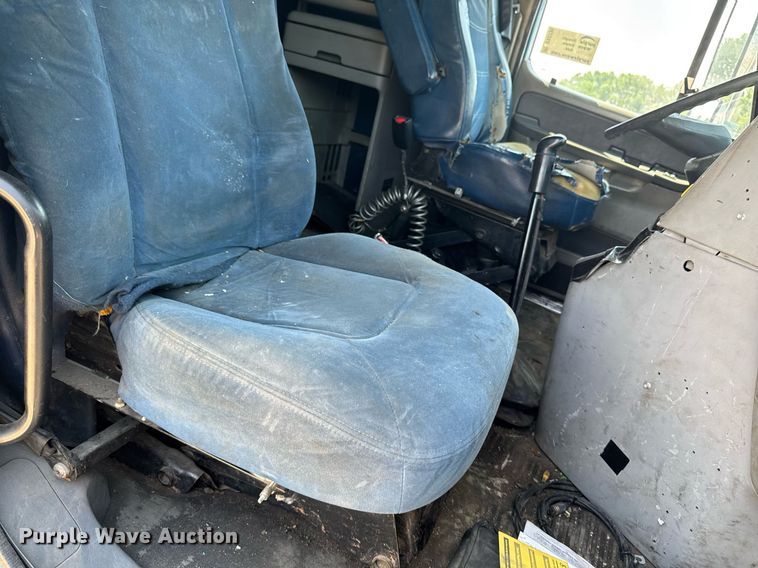 image for item DV2735 2006 Freightliner Columbia semi truck