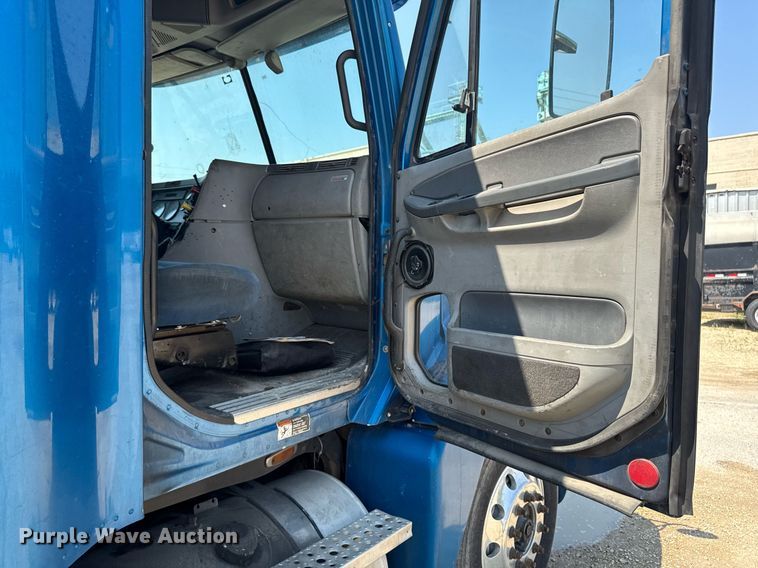 image for item DV2735 2006 Freightliner Columbia semi truck