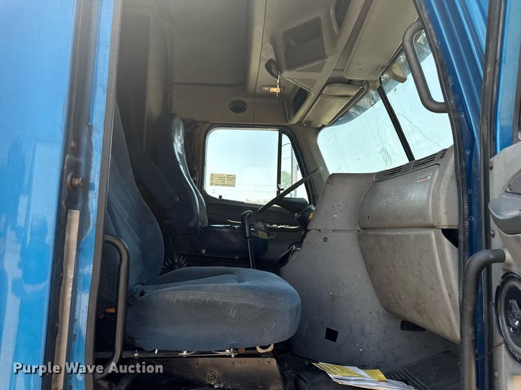 image for item DV2735 2006 Freightliner Columbia semi truck