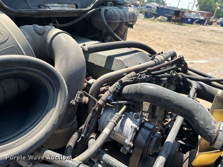 image for item DV2735 2006 Freightliner Columbia semi truck